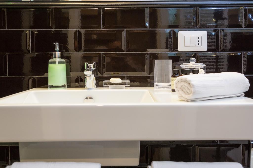 App Condotti Luxury Apartment In Рим Екстериор снимка
