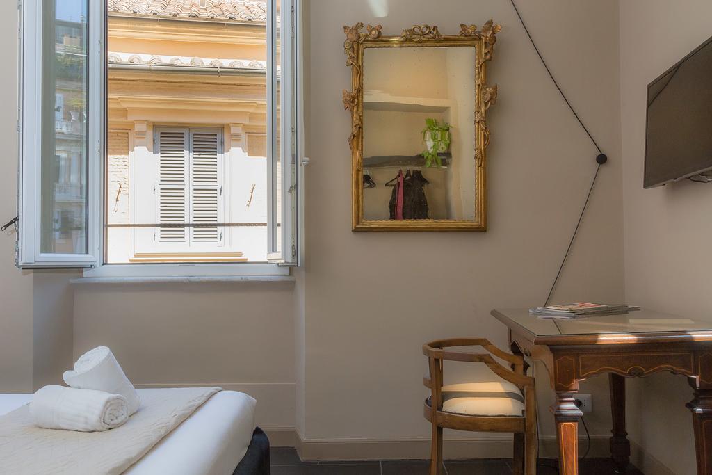 App Condotti Luxury Apartment In Рим Екстериор снимка